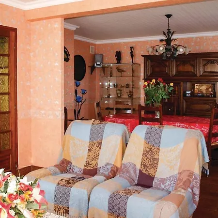 4 Bedroom Cozy In Hébergement de vacances *