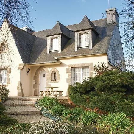 4 Bedroom Cozy In Yvias